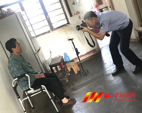 民警上門(mén)服務(wù) 便民攝影擴(kuò)印助力證件辦理